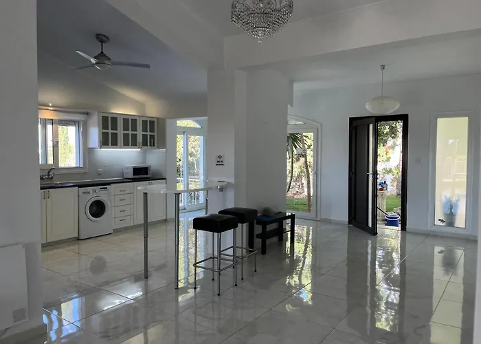 Villa Neyla Four Bedroom Coral Bay Beach Front