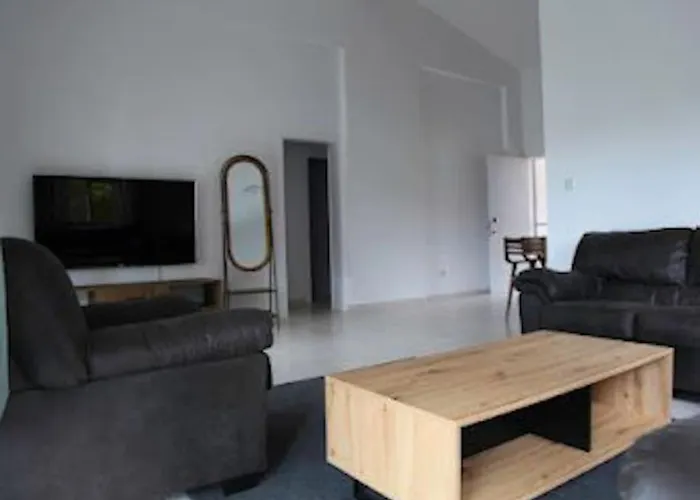 Beautiful Villa Five Minutes From Coral Bay Beach!